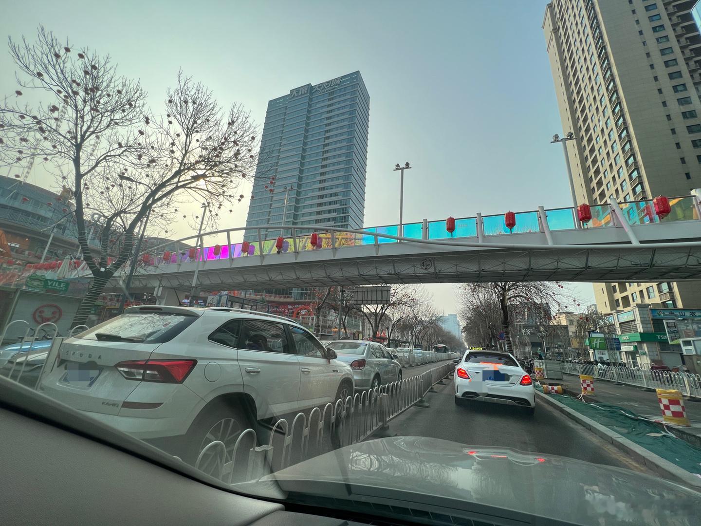 卧龙凤雏～斯科达车主遇到大众车主[二哈]而且还都是女车主追尾了拍个照挪开不就行了