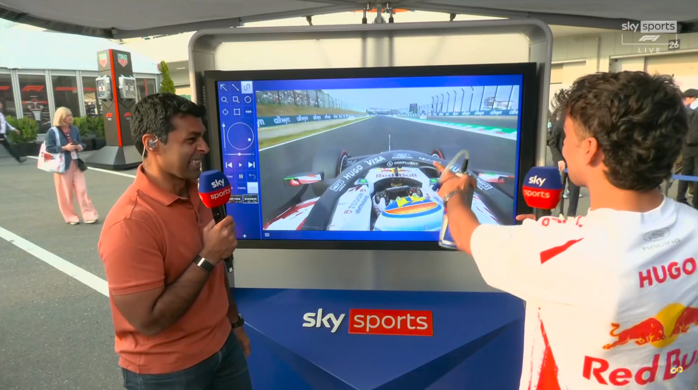 林德布拉德：我在14号弯这里看到方向盘上的Delta比上一圈快了0.5秒，我高兴