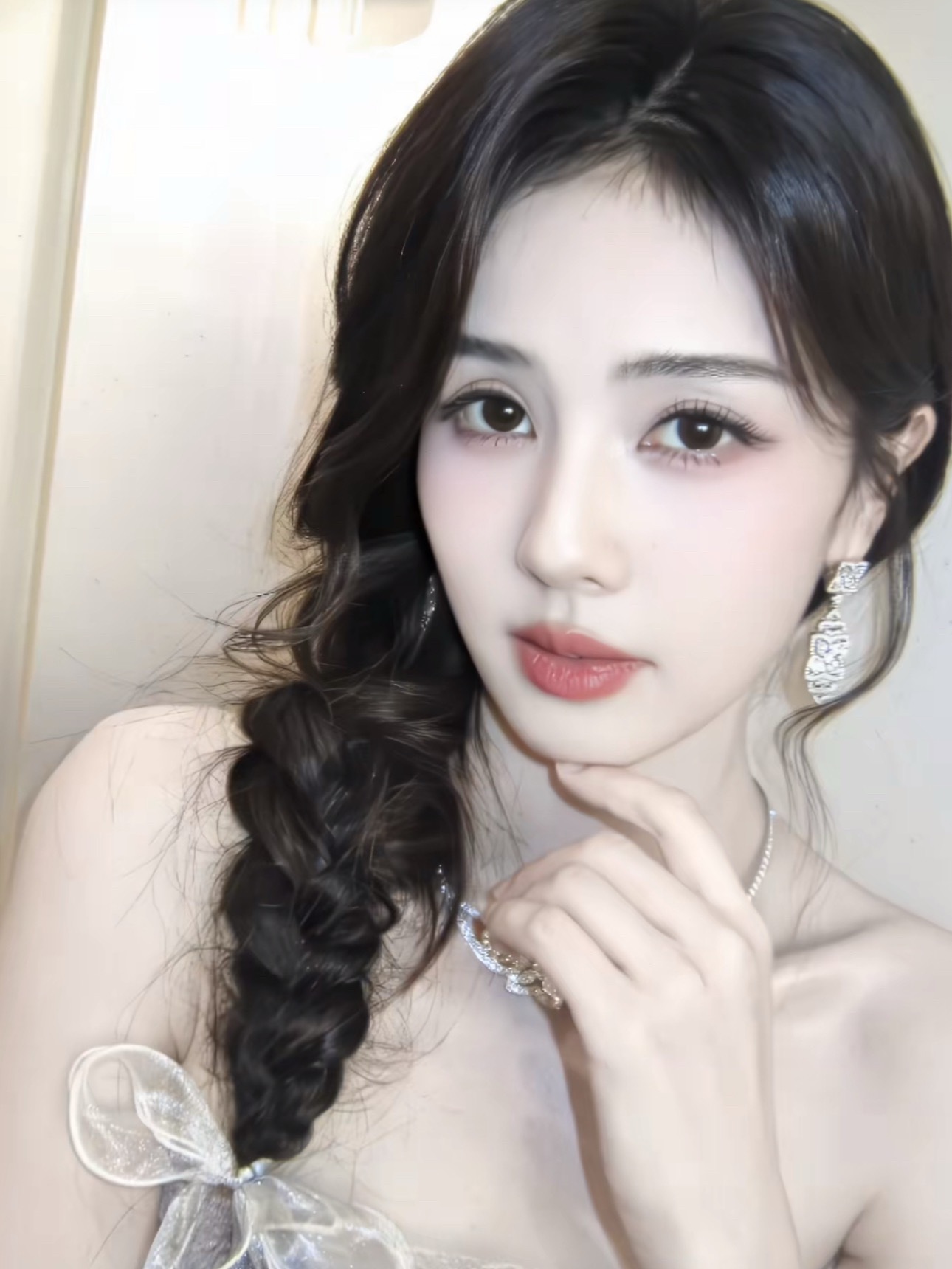 看到这两张莫名想流泪 感觉她好累啊…😣女孩好好休息 好好睡一觉吧