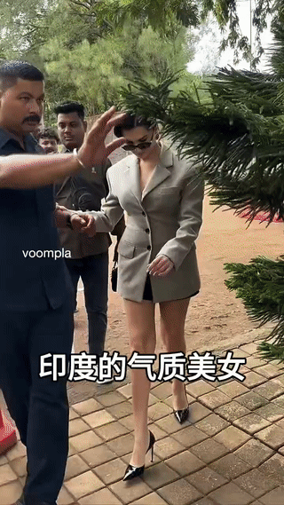 原来印度高种姓女人长得其实并不黑？
她们的肤色看起来非常白净？
甚至白到发光？印