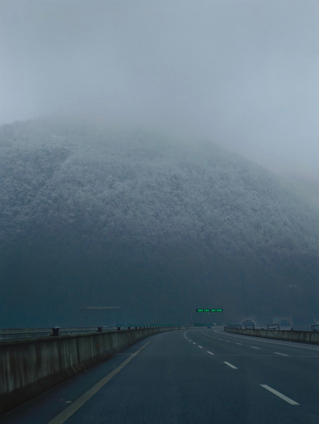 理想 i8 在路上。 