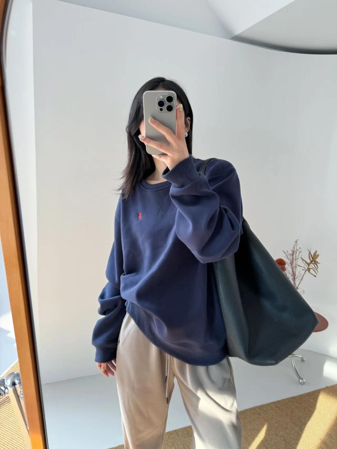 时间不是解药，但解药在时间里。
#慵懒风穿搭~# #今日份精致穿搭#