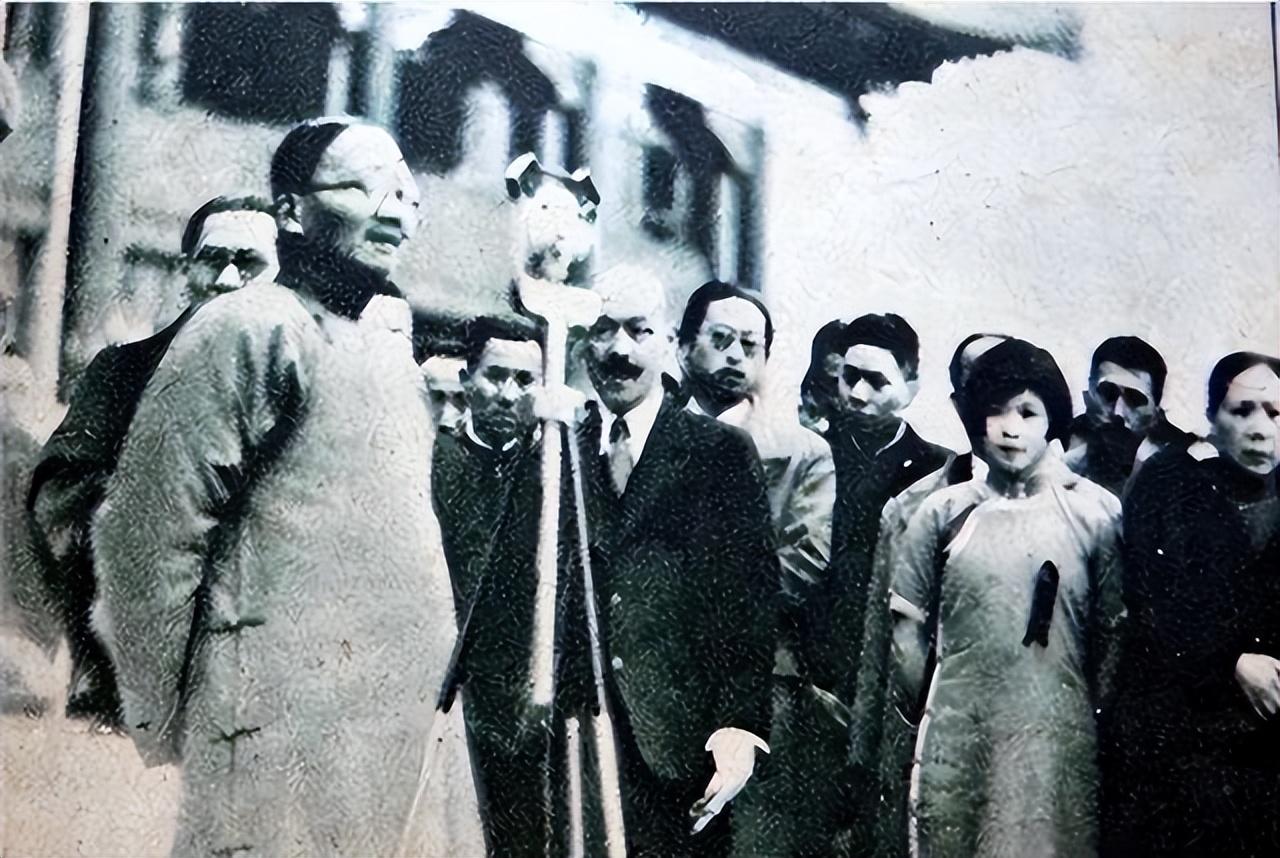 当北大校长的手，沾染了同志的血，历史该怎么给他盖棺定论？
蔡元培，这位中国现代教