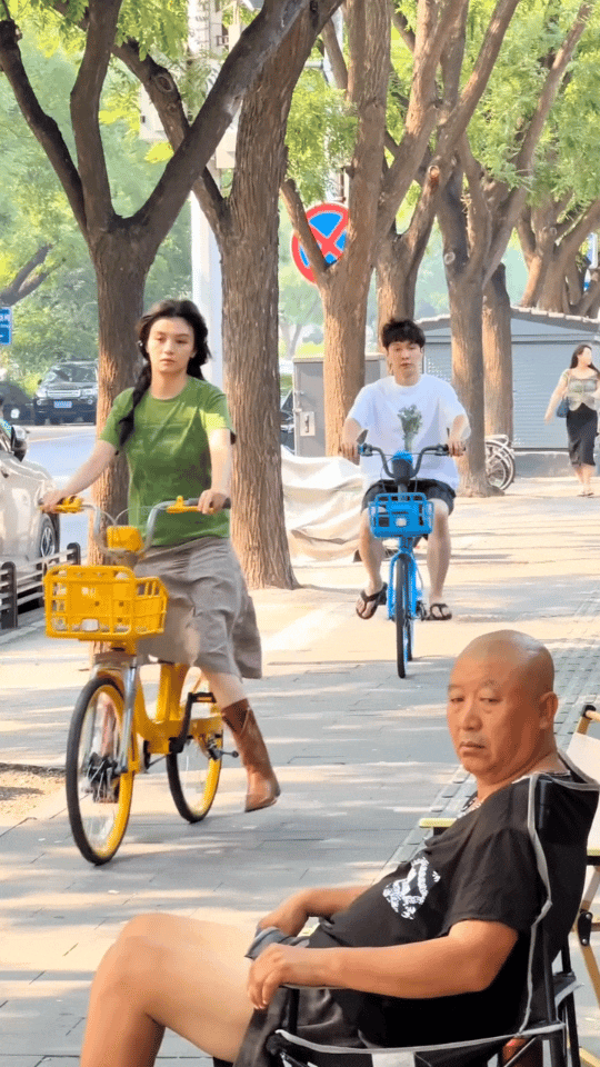 我早八上班精神状态be like：张艺兴演我上班状态