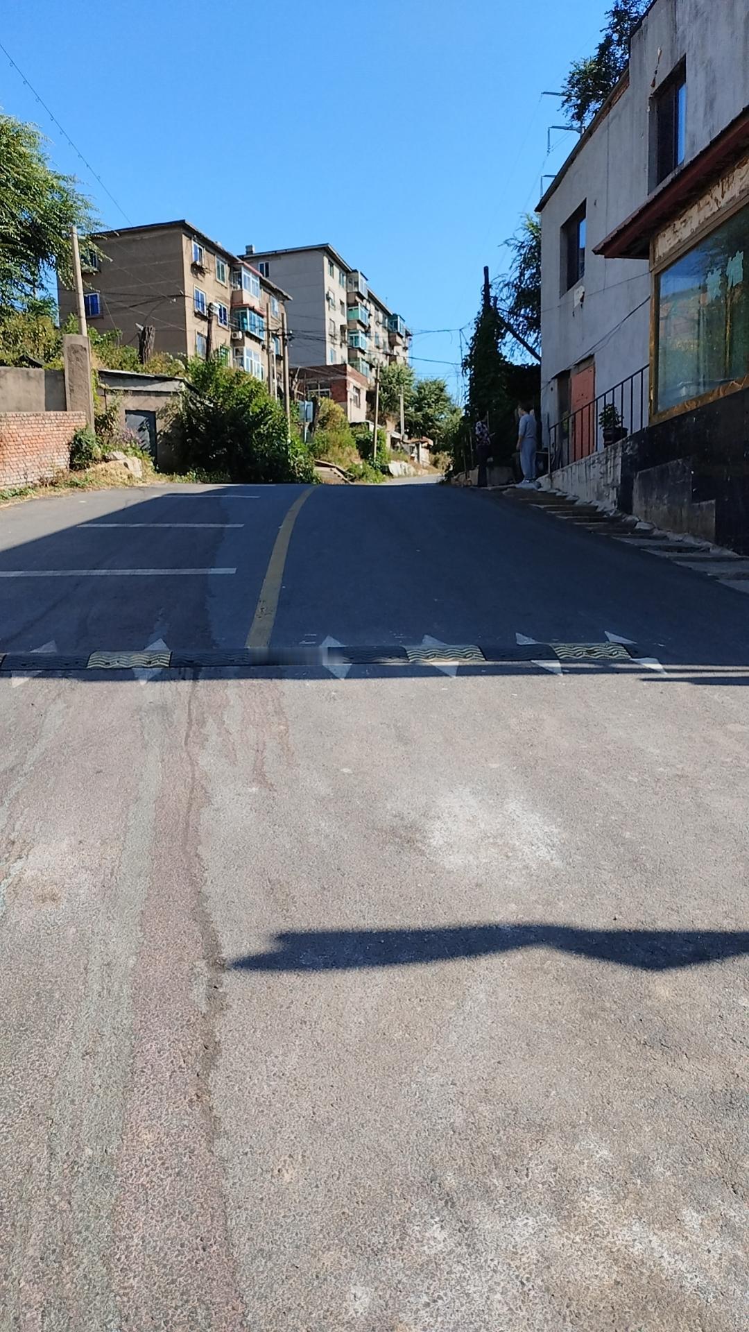 刚刚去抚顺高湾大集，路过新湾社区门口，就看见围起来一圈围挡，就像当年口罩期间的排