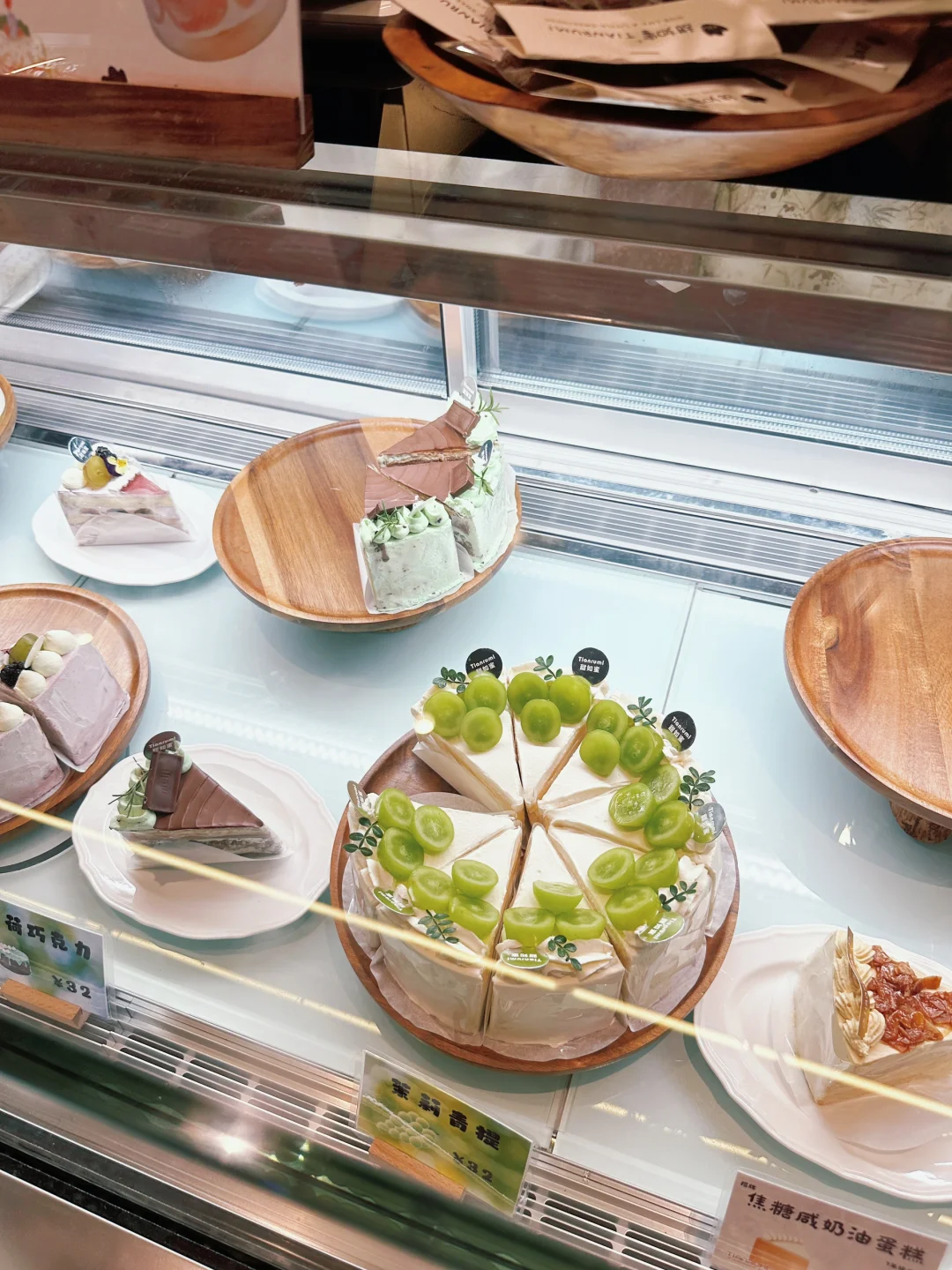 宝通寺附近独栋咖啡店‼️好多锦鲤当背景