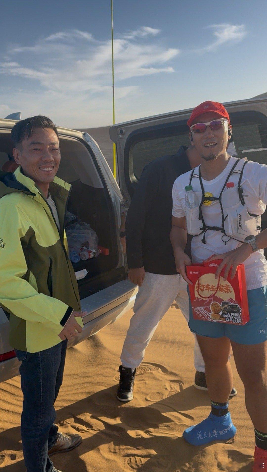 小李飞车 沙漠里遇到一群徒步的大学生没水了，来要水和食物，把长城的月饼和水给他们