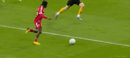 狼队2比1利物浦 ｜狼队vs利物浦 比赛49分钟，克雷伊奇禁区内疑似手球犯规，V