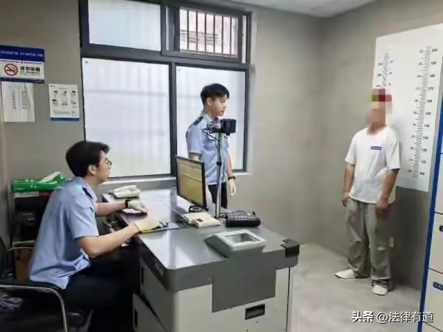蠢得如此嚣张！“吃播”要求店家送啤酒被拒，白嫖不成当场翻脸，警察来了竟然还诬陷警
