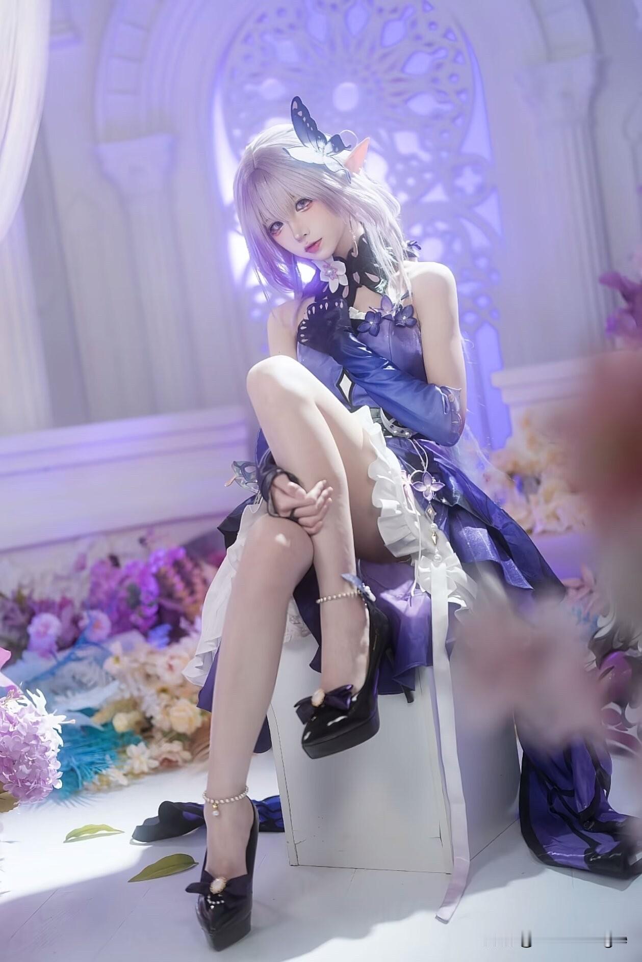 梦幻蓝紫色调，哥特式少女，优雅与神秘并存