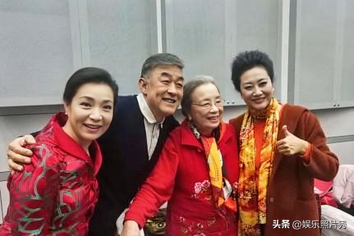 他们四位看着都很“面善”，但演“反派配角”可太火了！

李建义“搂着”戴春荣和李