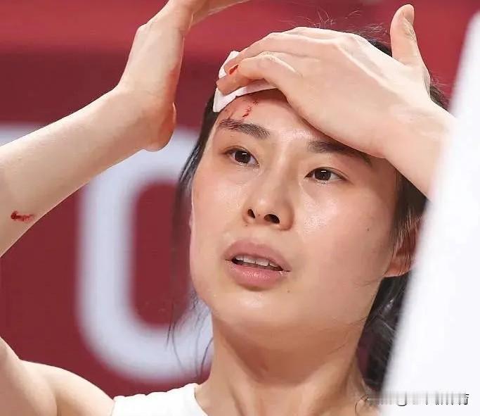 在宫鲁鸣手下打球，王思雨真的是不容易！
在郑薇执教的时代，王思雨是中国女篮绝对的