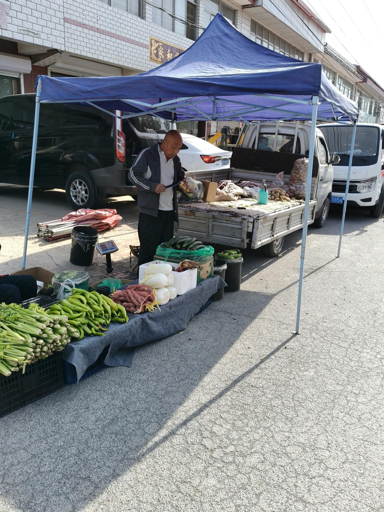 这是今天上午在农村大集上拍的照片，农村大集真的是很有人间烟火气，熙熙攘攘的人群，