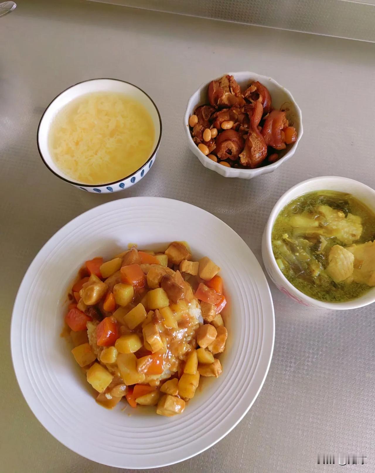 高二娃的午餐
咖喱鸡肉盖饭
猪蹄炖黄豆
酸菜鱼
蛋花汤