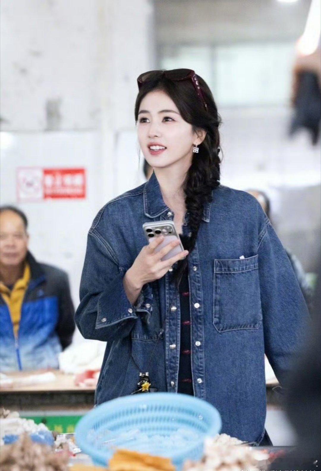 录制结束获全员送别，秦岚拥抱+众人高呼，这排面绝了！白鹿来亲爱的客栈解锁一下全新