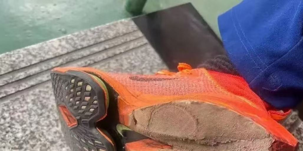 第一次买2800的跑鞋，给造成这样，还是少跑步吧 