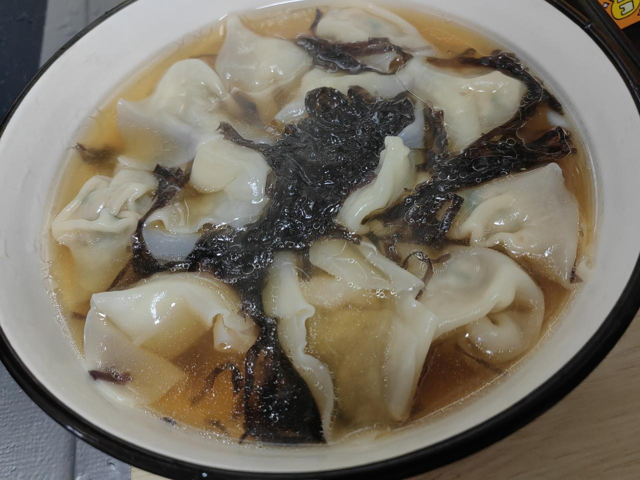 早上天闷热。陪太座走了4公里，我自己走了5公里。
回家煮馄饨煮玉米，馄饨是太座裹