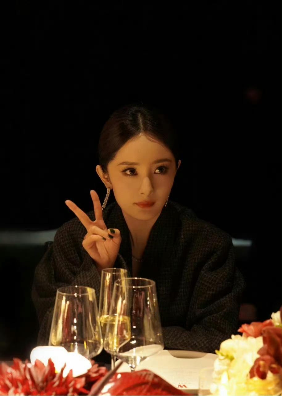 单手比✌️