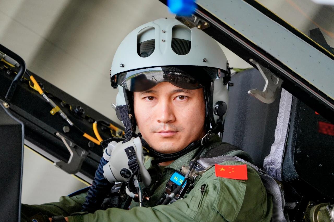 杨凯，南部战区空军某部飞行员，驾驶战鹰守卫南天十余载，他和战友们听从号令，上岛礁