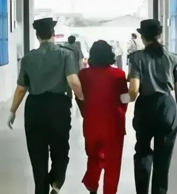 2003年，武汉监狱，一名叫马清秀的死刑犯，身穿引人注目的红色衣服，蹒跚地向着囚