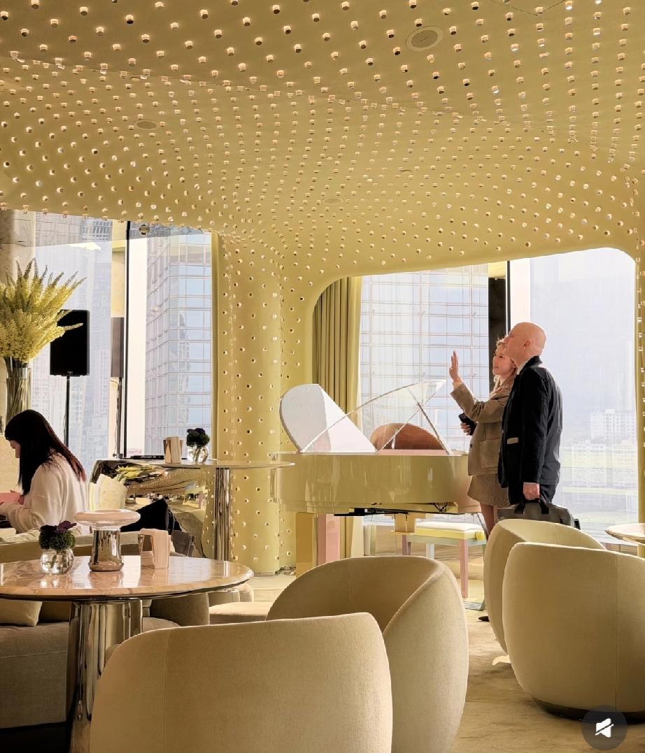 徐子淇现身自家酒吧，路人镜头下成大妈了，差点没认出来!

3月12日，徐子淇现身