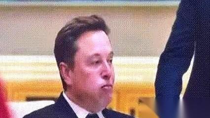马斯克在国宴上的那段视频，我来回放了好几遍。
周围的人，个个腰杆笔直，酒杯碰到嘴