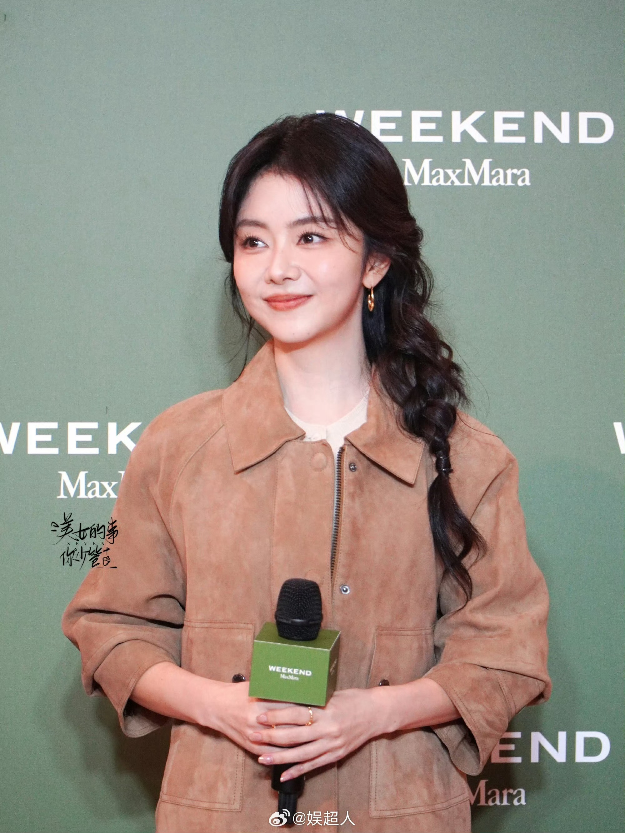 谭松韵麻花辫少女感谭松韵棕色短外套搭格纹短裙知性温柔[送花花]麻花辫好有少女感[