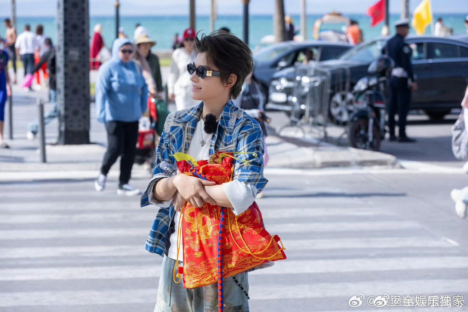 丁禹兮不愧是干过幼师的 姜妍怕疼时，他的每句话都像裹了棉花——“妍姐”是尊重，“