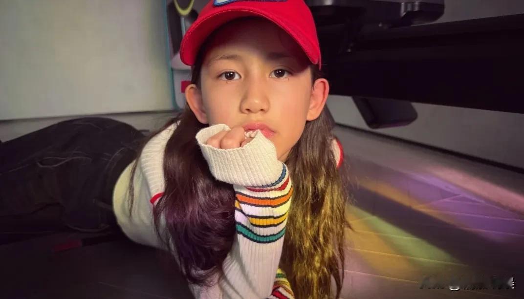 黄磊老婆孙莉，晒二女儿黄少艾的照片。
12岁的多妹戴着红色的棒球帽，还染了发色，