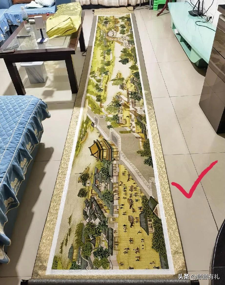 重庆一女子花费16年时间绣出22米长“清明上河图”，引发全网热议。

看到这幅绣