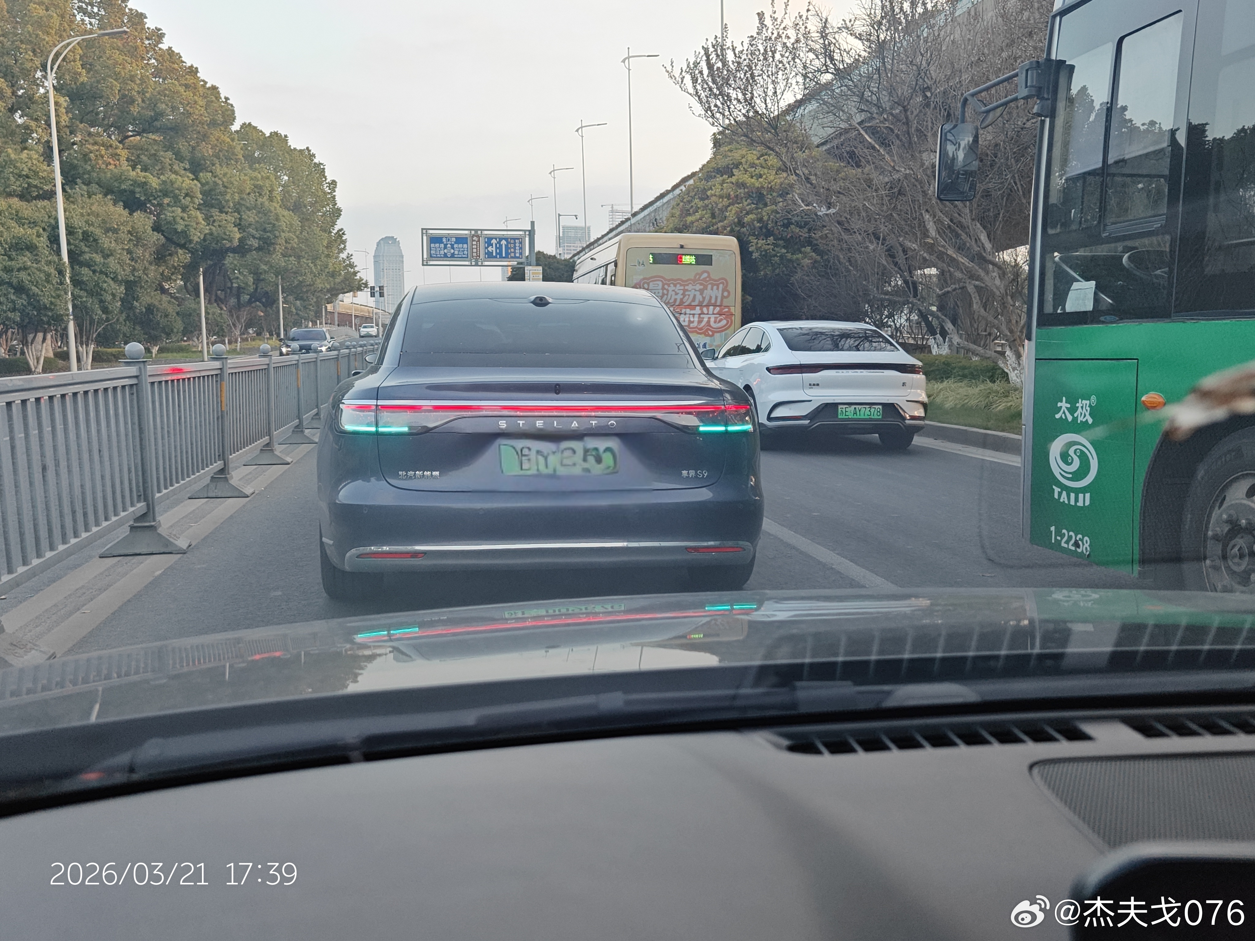 鸿蒙智行一直没想明白这个智驾小蓝灯是给谁用的？-给车主用的吗？可是车主坐在车里都