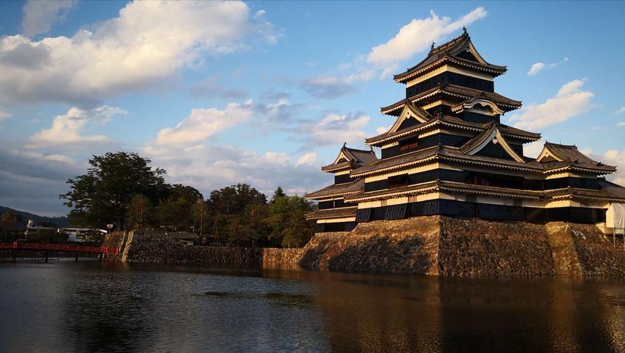 7月18日，日本媒体密集报道前法务大臣、自民党前副干事长牧原秀树在社交平台发文，