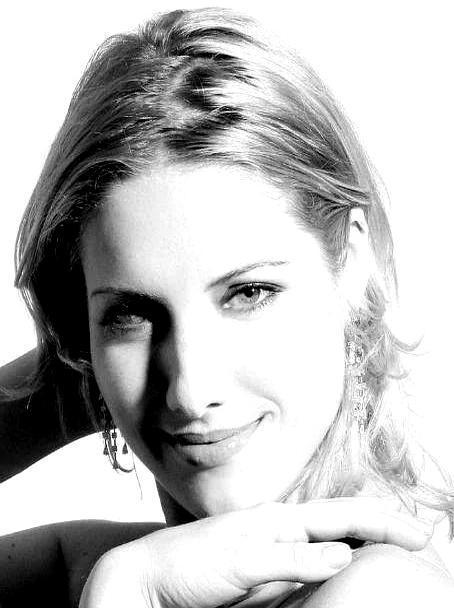 她荧幕上放纵，现实中却清心寡欲，单身二十年。
这反差，真是打脸了多少活成“人设”