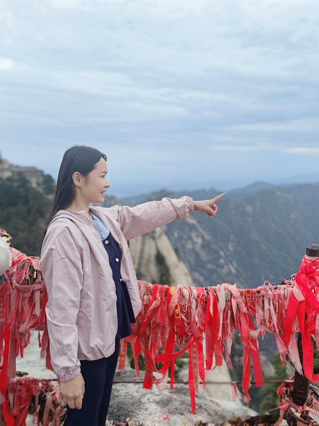 下雨天，一个人爬华山[笑]

衣服带少了，冷得不行，在山顶来杯热咖啡暖暖身。
