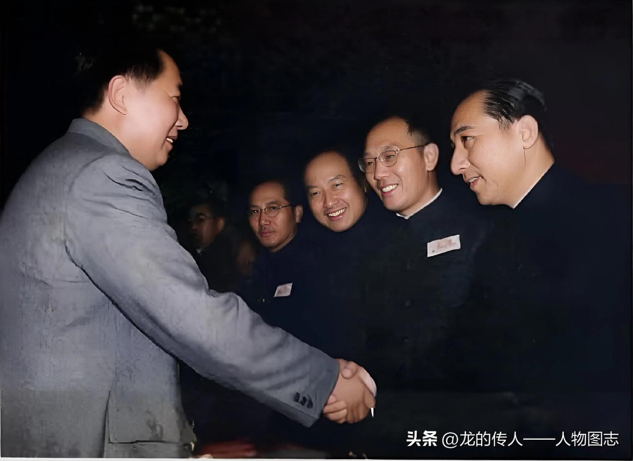 毛主席与赛福鼎（右一），万毅（右二）等握手