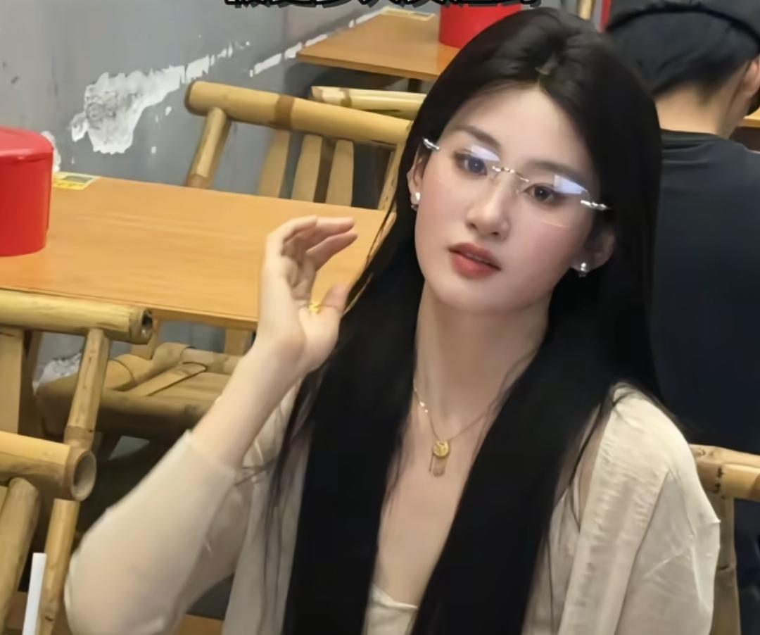 有人天生就命好，长到了观众的审美点上，刘亦菲样貌也被批量复制，她靠着七条视频，涨