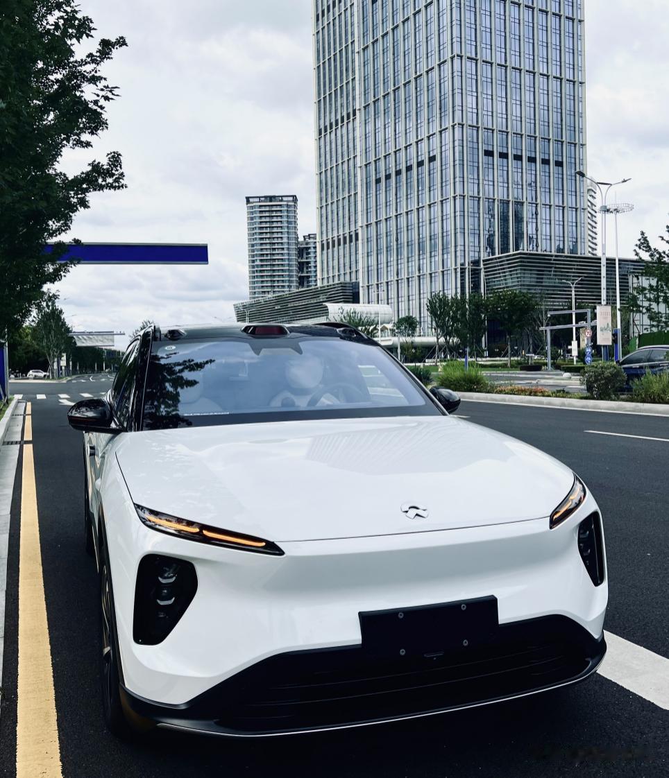 蔚来ES6月销量破万这事我觉得要分两个方面去看，一个是蔚来ES6本身不错，用户认