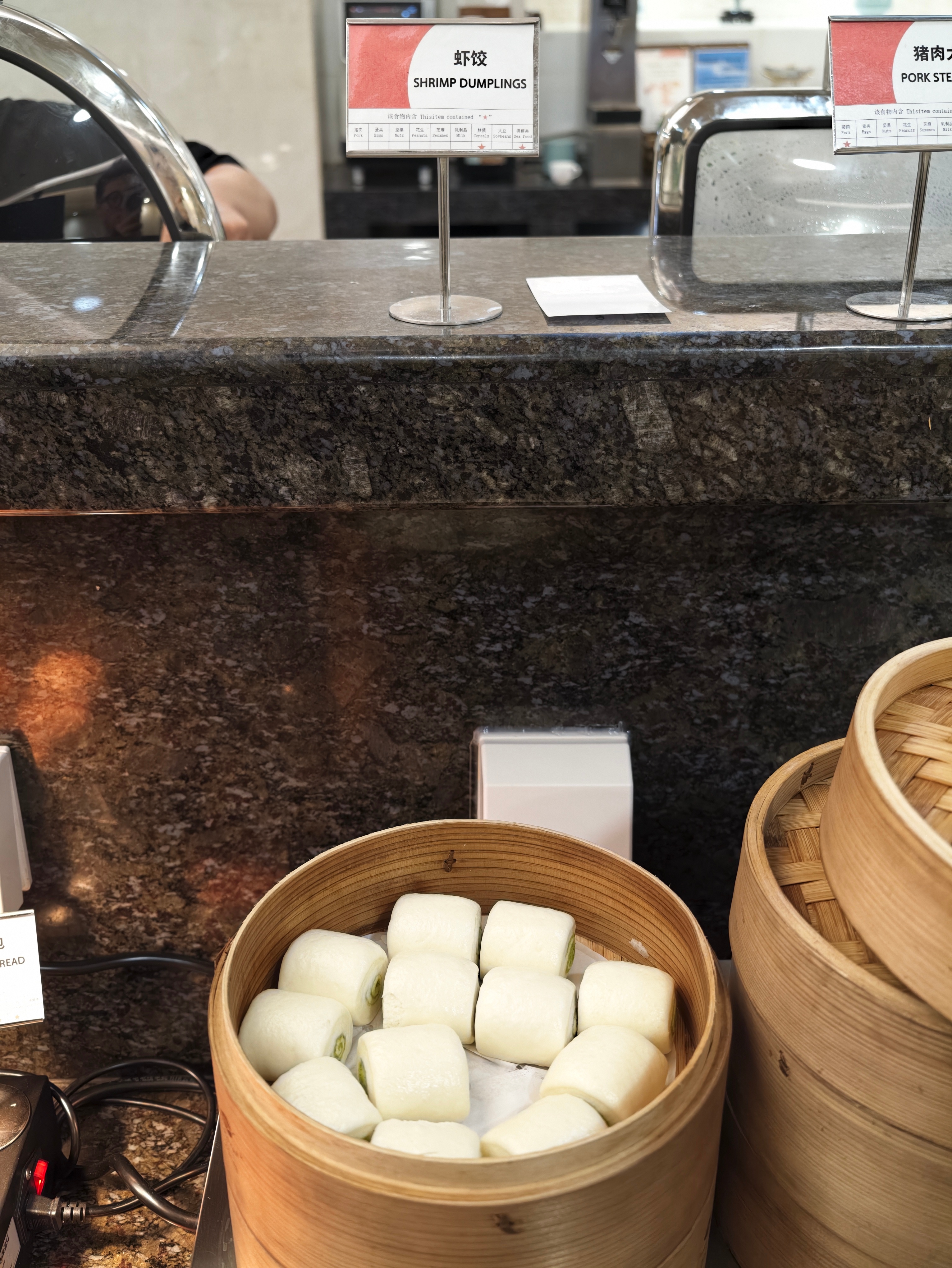 准备回深圳啦～来T3国航白金休息室炫个饭，他们说这是虾饺，没骗我吧？ 北京·首都