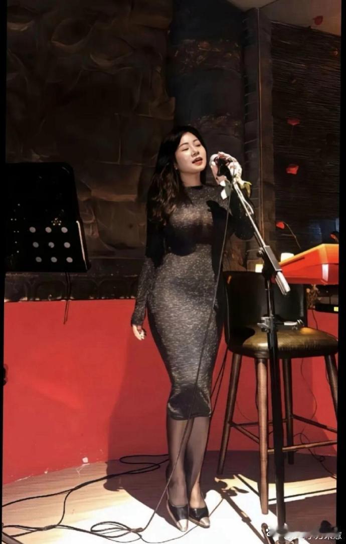 近期酒吧生意兴隆，缘由新聘歌手魅力非凡。其歌声悦耳，舞姿曼妙，更擅长营造现场氛围