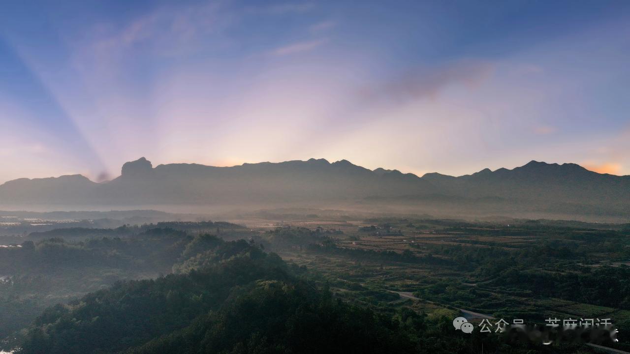 车至江郎山卧佛 西侧的 “霞佛亭”前，已是夕阳西斜。落日余晖漫过仙霞岭山脉，给连