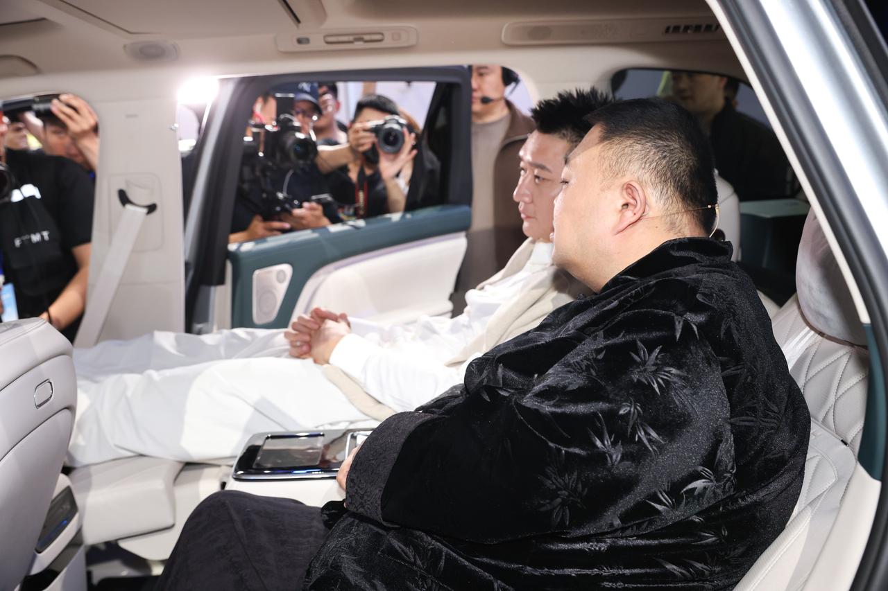 《岚图北京车展：泰山X8预售20小时破2万台，2027年纯电占比超50%》
岚图