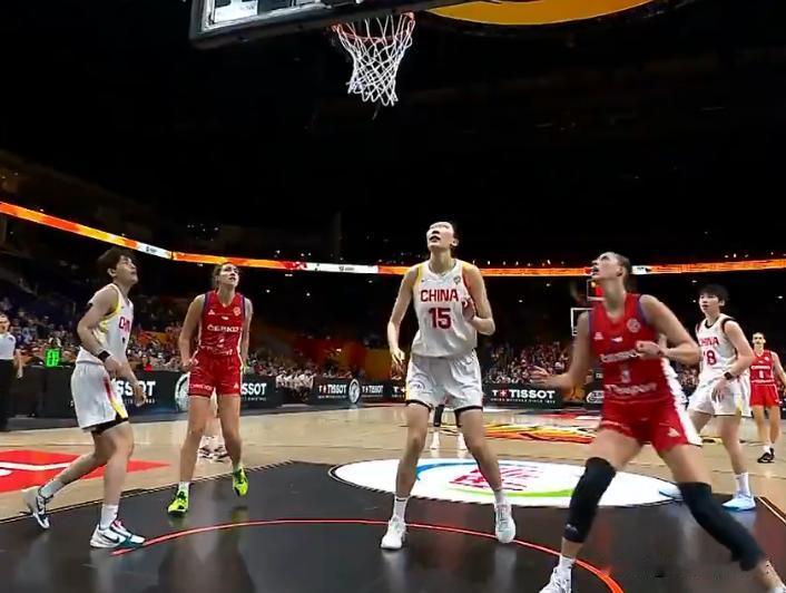 全是传内线失误，韩旭11+6，中国女篮半场落后捷克8分！北京时间2026年9月6