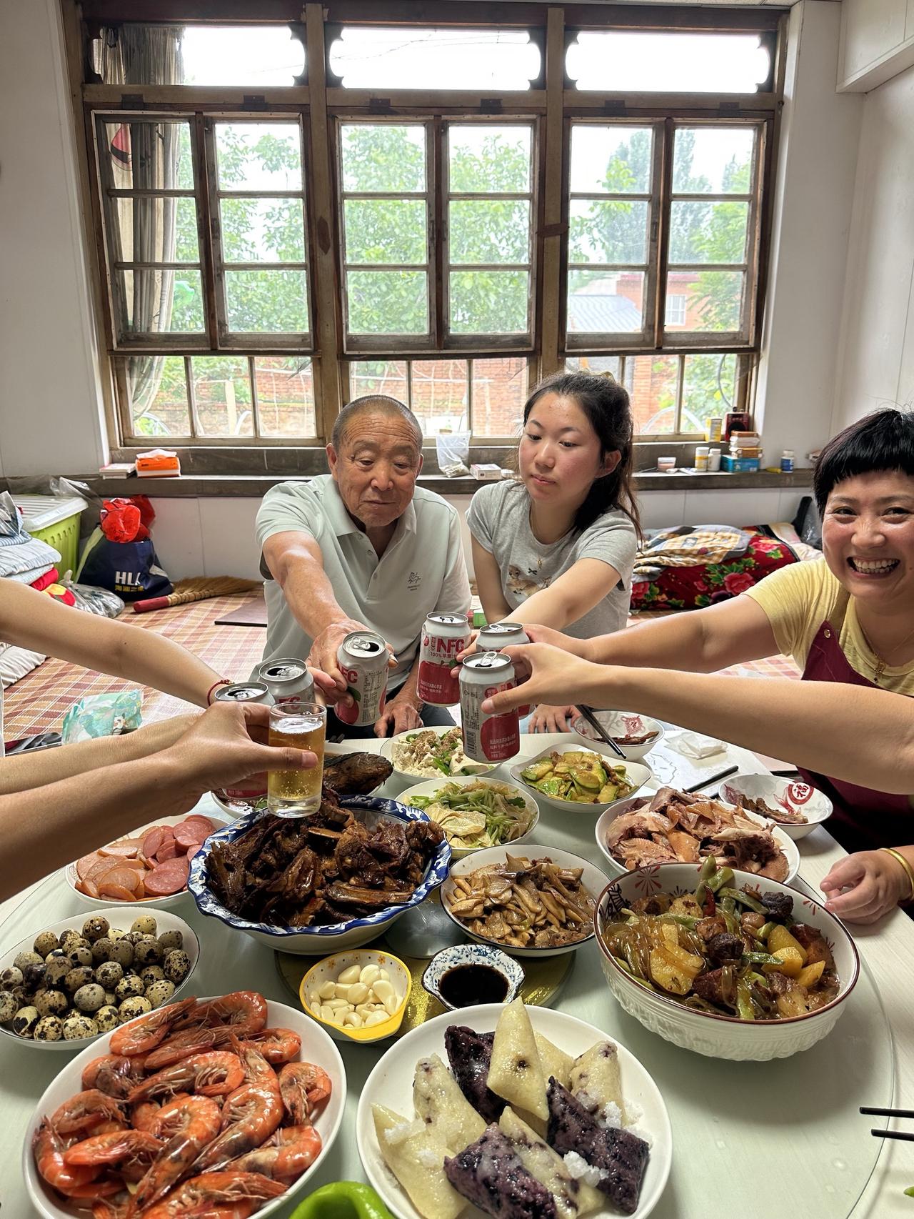 端午佳节，亲人相聚，大姑姐归家团圆。一桌佳肴，一份温情，愿全家平安顺遂，端午安康