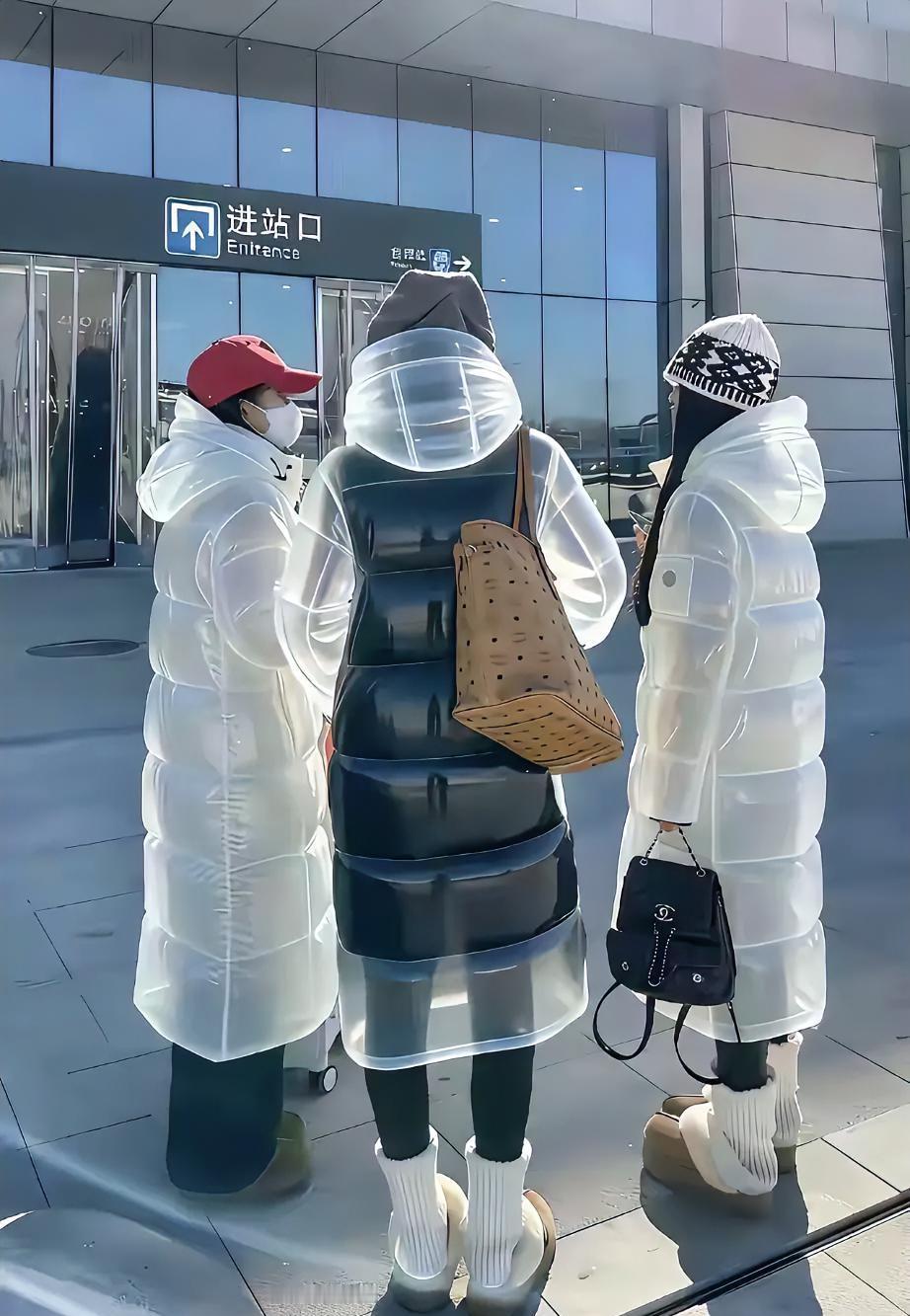 我觉得有点脑子的就能知道。都能透里面衣服的材质。那么绒在哪？羽绒服羽绒服，绒在哪