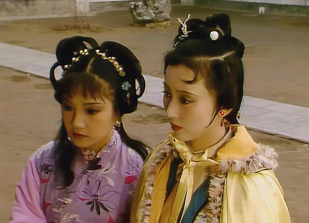 明明都是演丫鬟小姐，以前的主仆关系一目了然，现在的要靠猜喽！！！！ ​​​