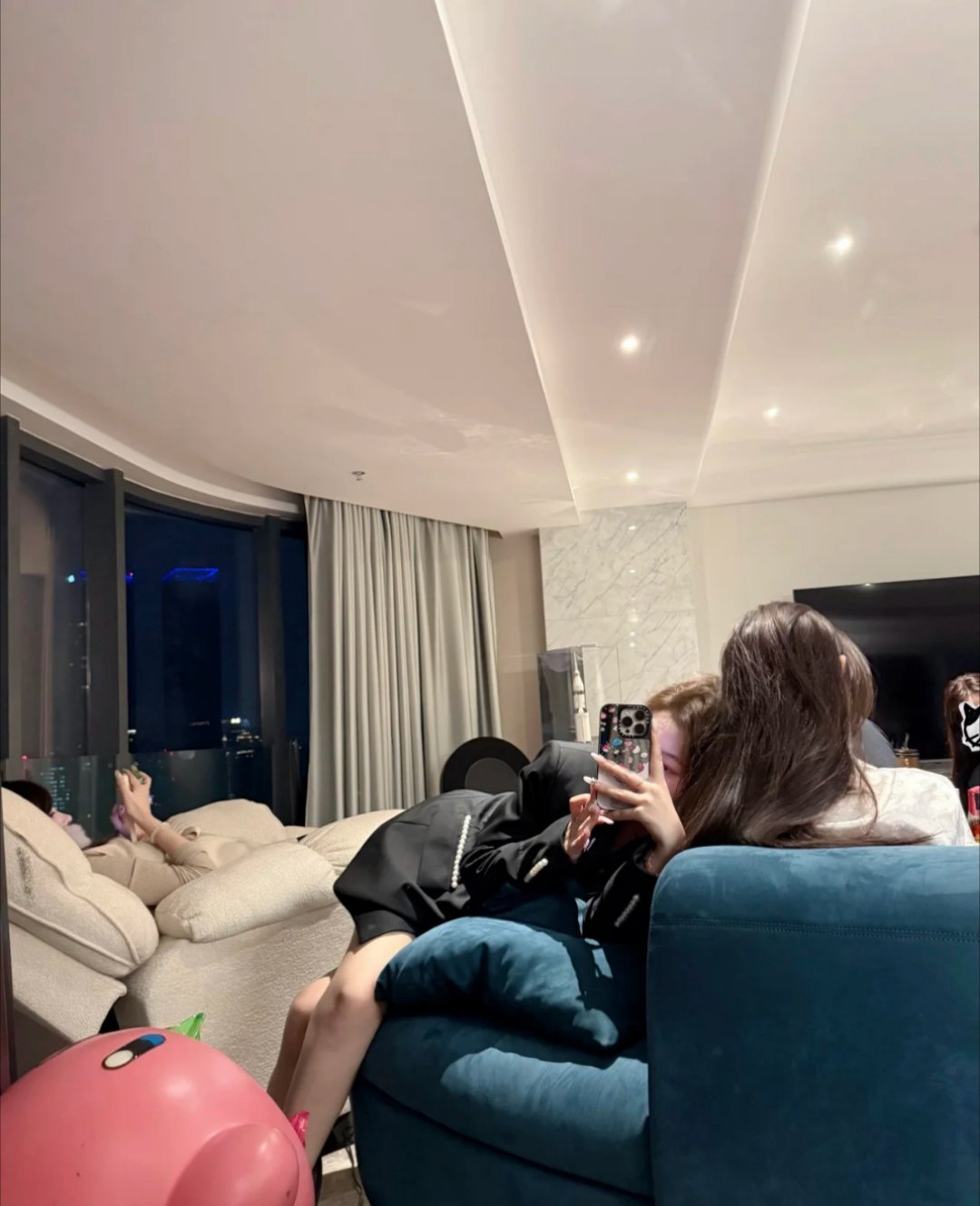 无论结不结婚 其实有钱才是真的快乐 而且是稳定的快乐 别老想着谈恋爱 别总想着身
