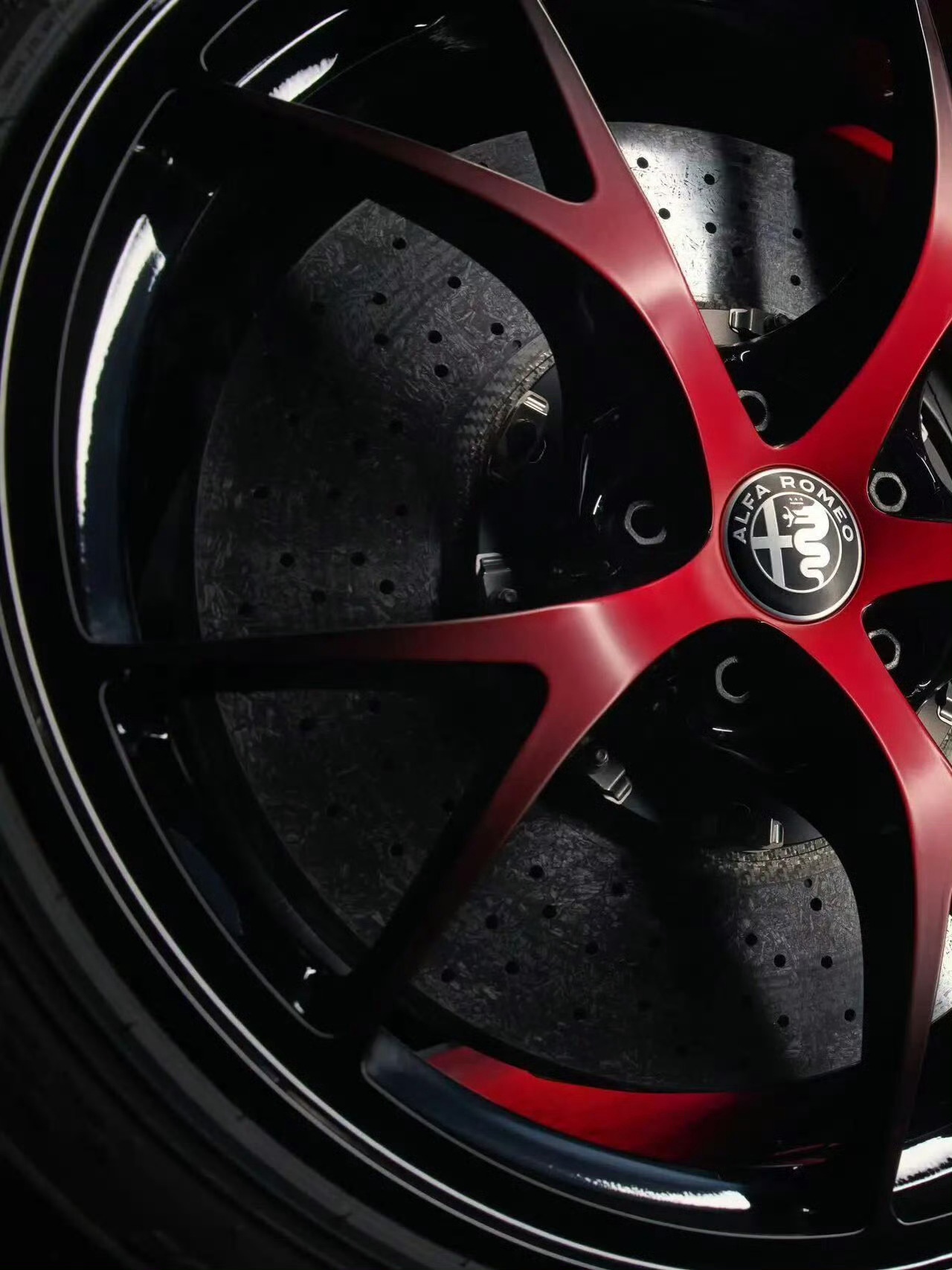 阿尔法罗密欧GIULIA四叶草LunaRossa版官图细节质感拉满，不一定要拥有