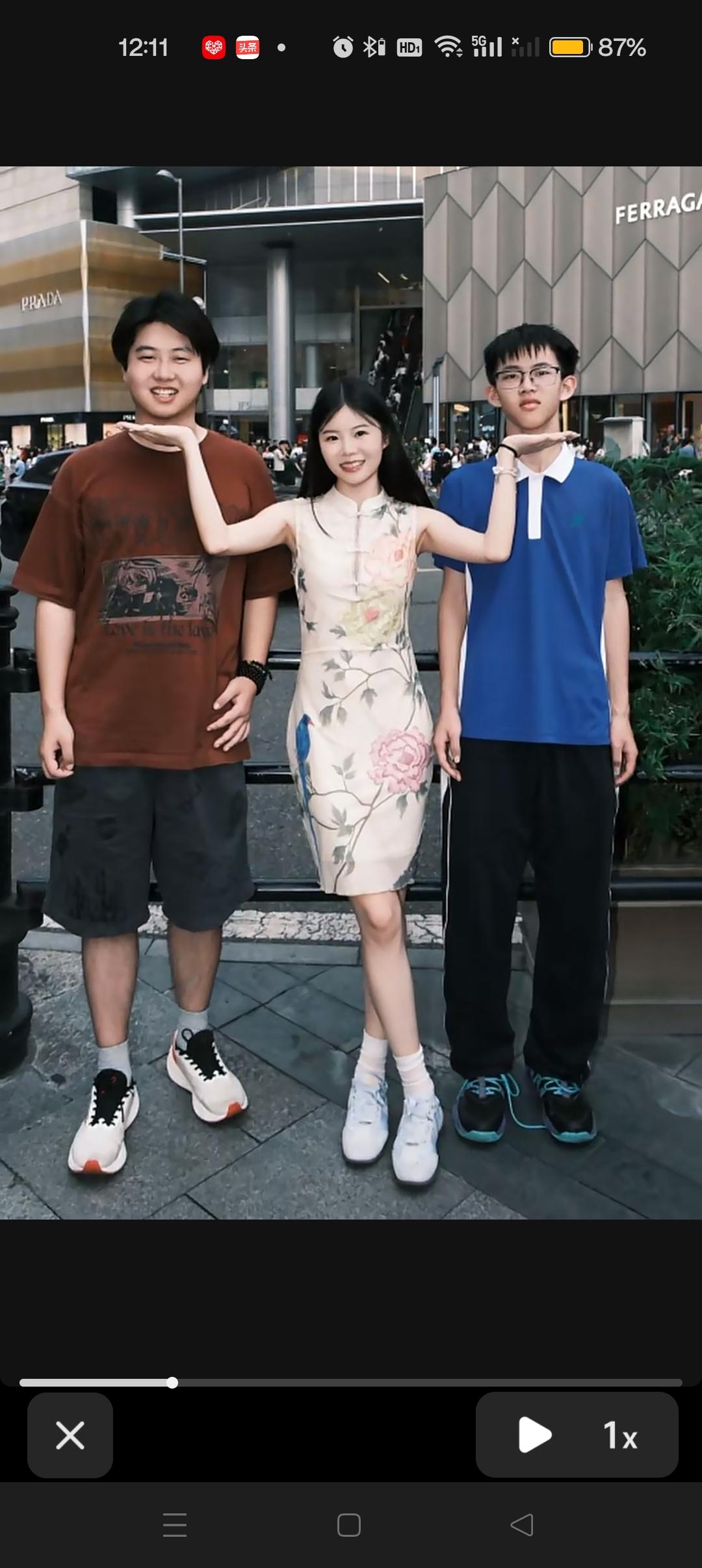 手足情深，是父母赐予我们彼此最珍贵的礼物，这就是幸福的画面！😍



哭了呀?