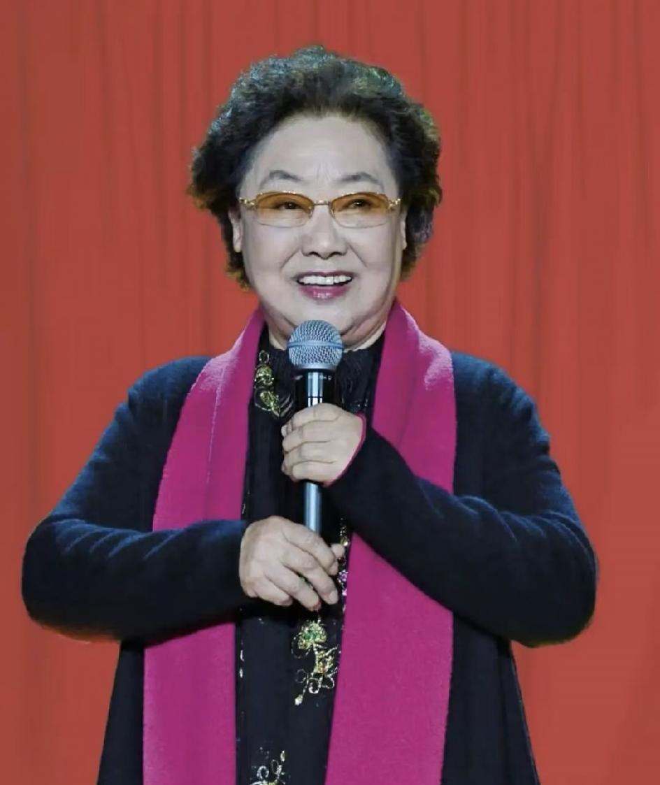 随着“人民艺术家”郭兰英去世，
最坐不住的人，不是98岁的田华，
也不是91岁的