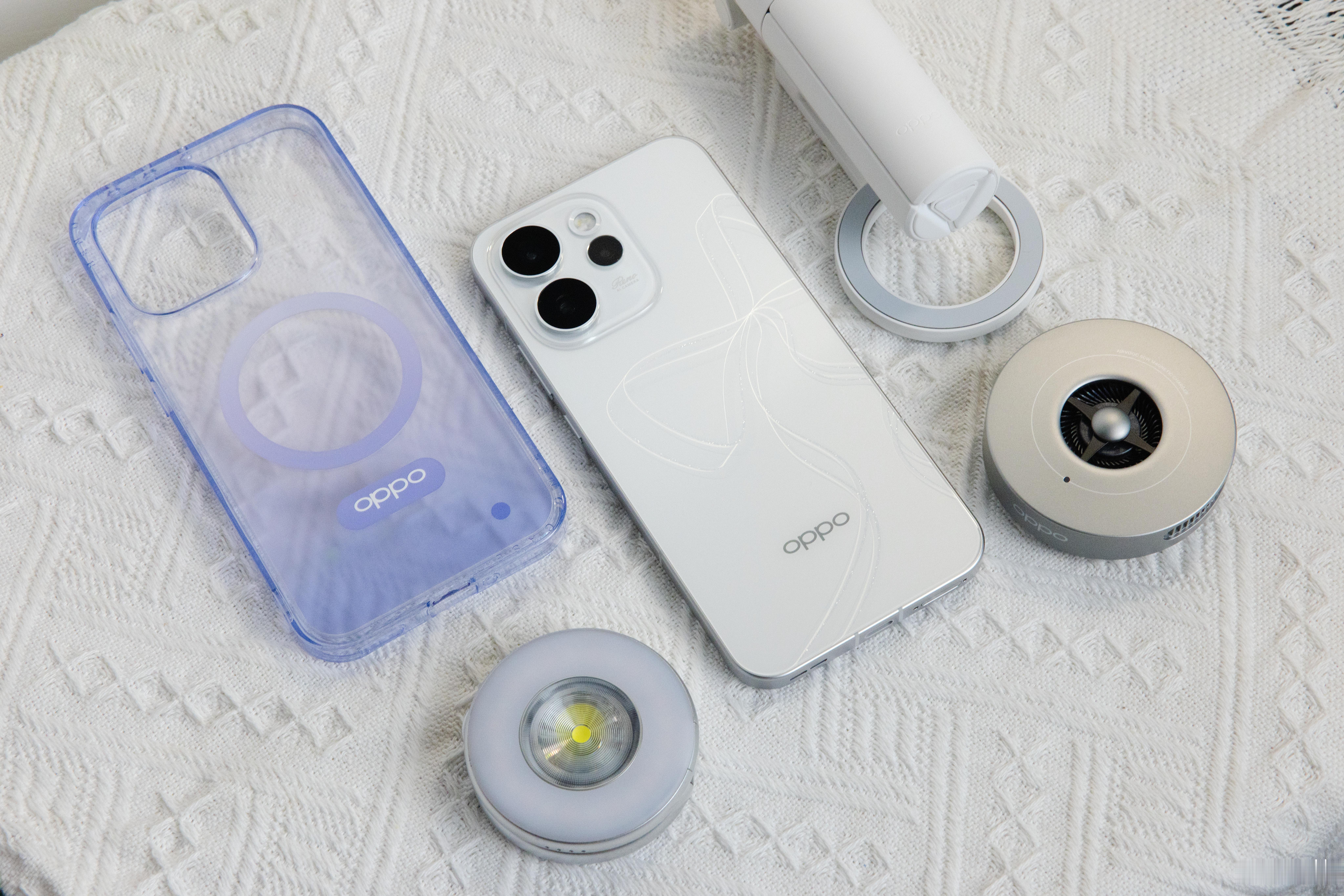 OPPO还给Reno 15 系列准备了直播神器配件！磁吸手机壳、磁吸无线充电器和